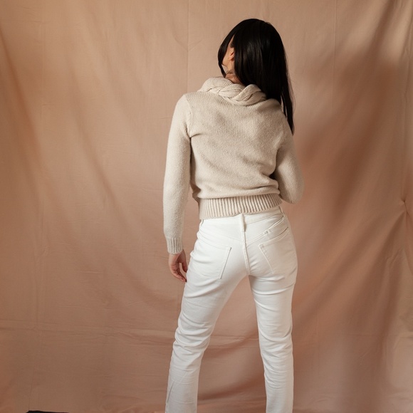 Cozy sweater with a beautiful crew neck - Picture 2 of 2